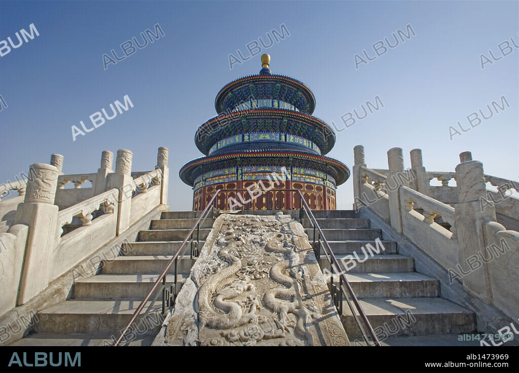 CHINA. PEKIN (BEIJING). TEMPLO DEL CIELO, construído en el año 1420 por YUNG-LO (EPOCA MING) Vista del SALON DE LA ORACION POR LAS COSECHAS, erigido sobre tres terrazas circulares de mármol blanco, sostenido por pilares de madera y muros de ladrillo. Tiene triple tejado de azulejos azules rematado por una bola dorada. Patrimonio de la Humanidad por la UNESCO. Parque Tiantan Gongyuan.
