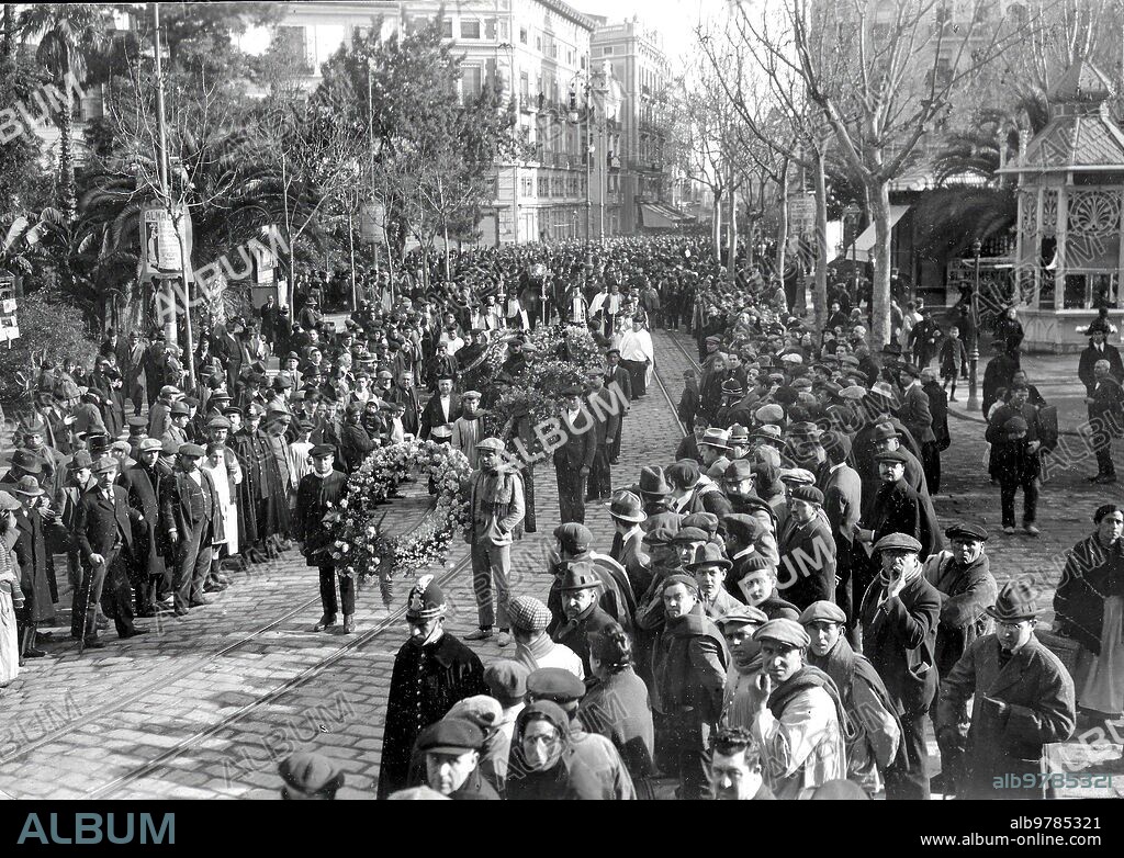 January 9, 1920. Valencia. Burial of Mr. Antonio Lillo Fortepiani. The funeral procession as it passes through the Plaza de Emilio Castelar.