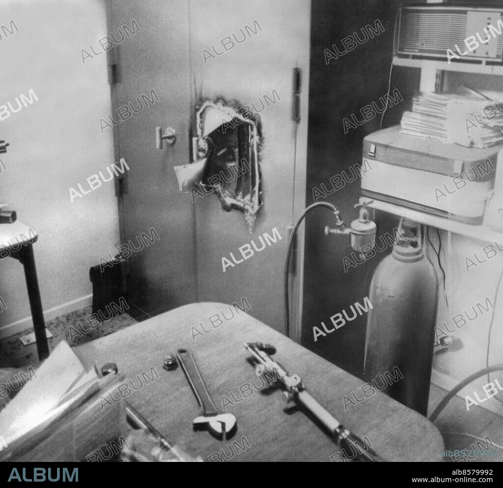 SKÖVDE 1971-07-23. Dynamitarden och mästerrymmaren Sölving Holmström överraskades av polisen när han nästan lyckats fullborda uppskärningen av kassaskåpet. Hans slängde sig ut genom fönstret och lämnade bland annat skärbrännaren på brottsplatsen. Foto: DN / TT / Kod: 192. **SvD OUT**.