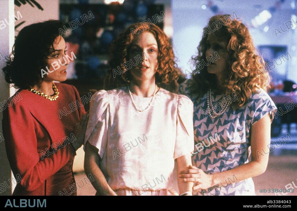 JULIANNE MOORE, RONNIE FARER and SUSAN NORMAN in SAFE, 1995, directed by TODD HAYNES. Copyright American Playhouse Theatrical Films (presents)
Killer Films.