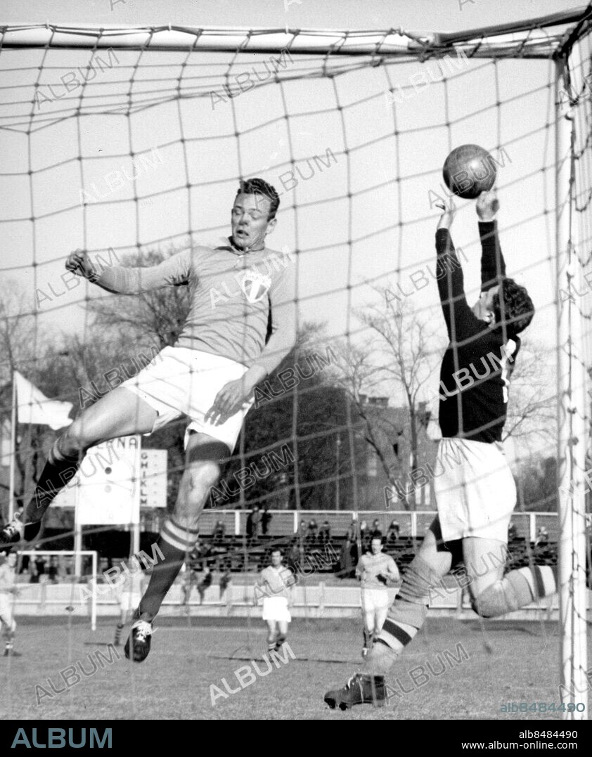Bengt Lindskog i Malmö FF i strid med MBI-målvakten Lars-Erik Ohlsson. Bengt Lindskog Fotboll Malmö FF MFF Match 1956 /. Lars-Erik Ohlsson Fotboll Målvakt MBI Match 1956. (c) Bror ”Blixten” Hansson / Sydsvenskan / IBL.