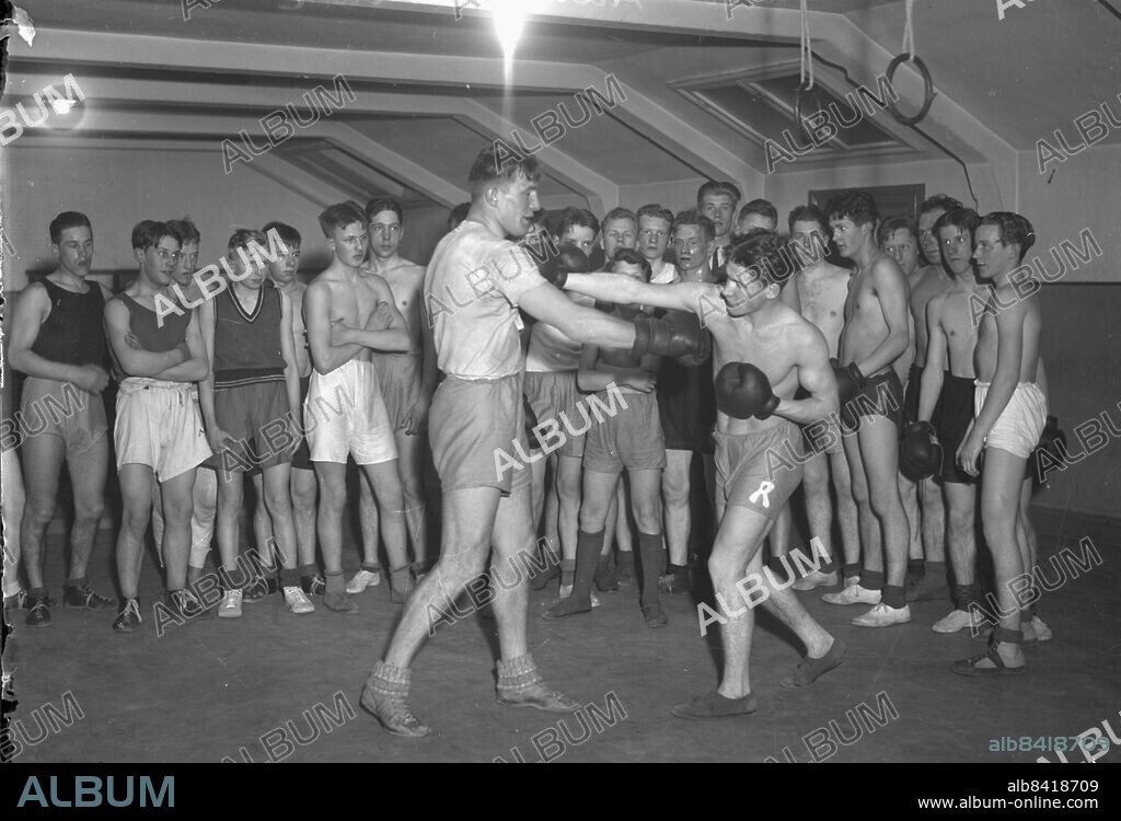 KUNGÄLV 1935-03-18.. Boxaren Gunnar Bärlund tränar andra boxare. *** Local Caption *** GT Låda 15-31 mars Foto: Kamerareportage / TT / Kod: 2524.