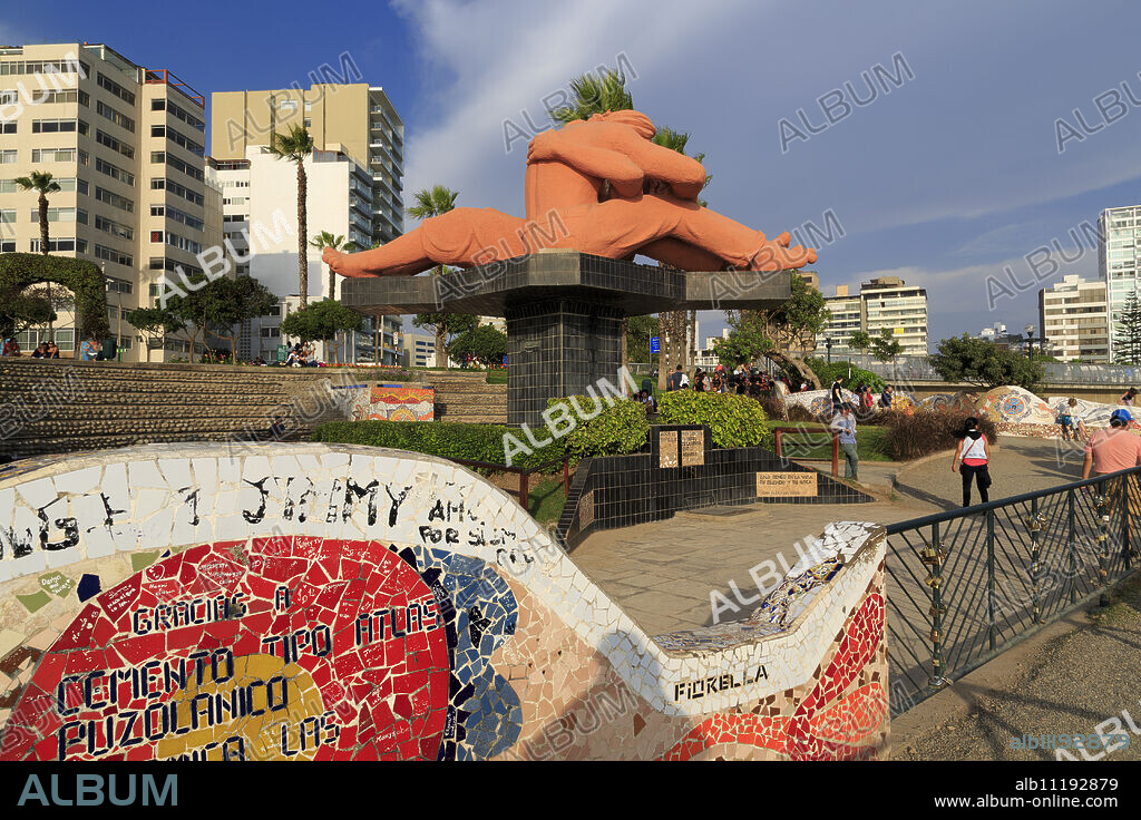 El Beso Sculpture, Parque de Amor, Mira Flores District, Lima, Peru, South America.