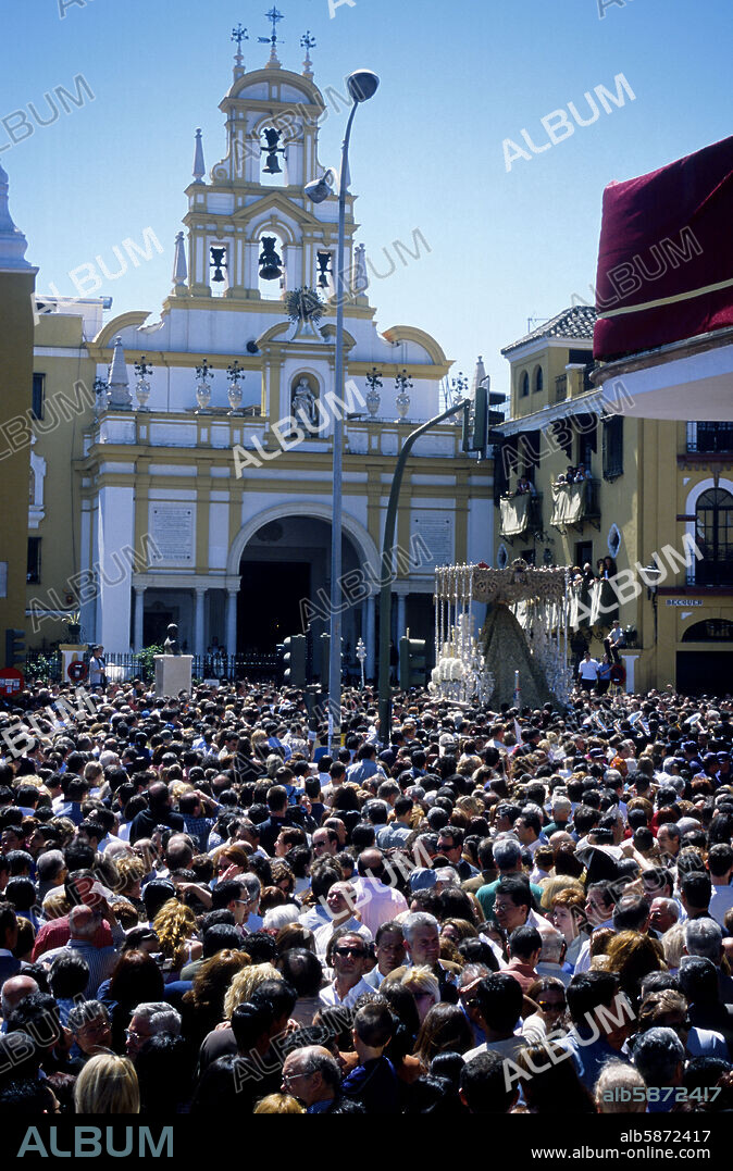 Semana Santa / Holy week; thousend of people looking / going with "La Macarena" when arriving to the basilica at friday midday.