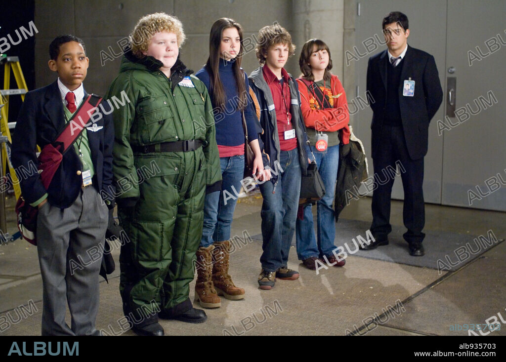 BRETT KELLY, DYLLAN CHRISTOPHER, GINA MANTEGNA, QUINN SHEPARD and TYLER JAMES WILLIAMS in UNACCOMPANIED MINORS, 2006, directed by PAUL FEIG. Copyright WARNER BROS PICTURES/DONNERS' COMPANY/VILLAGE ROADSHOW PICTU / BRAMLEY, JOHN.