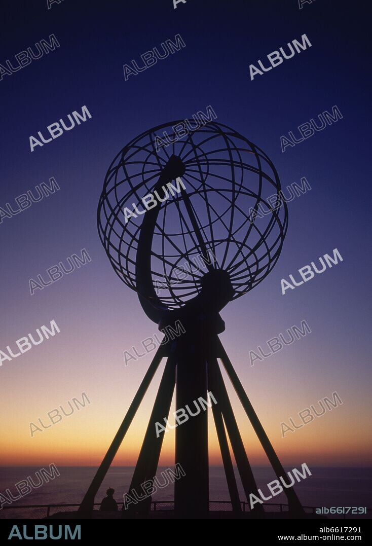 MONUMENTO AL GLOBO TERRAQUEO - SOL DE MEDIANOCHE.