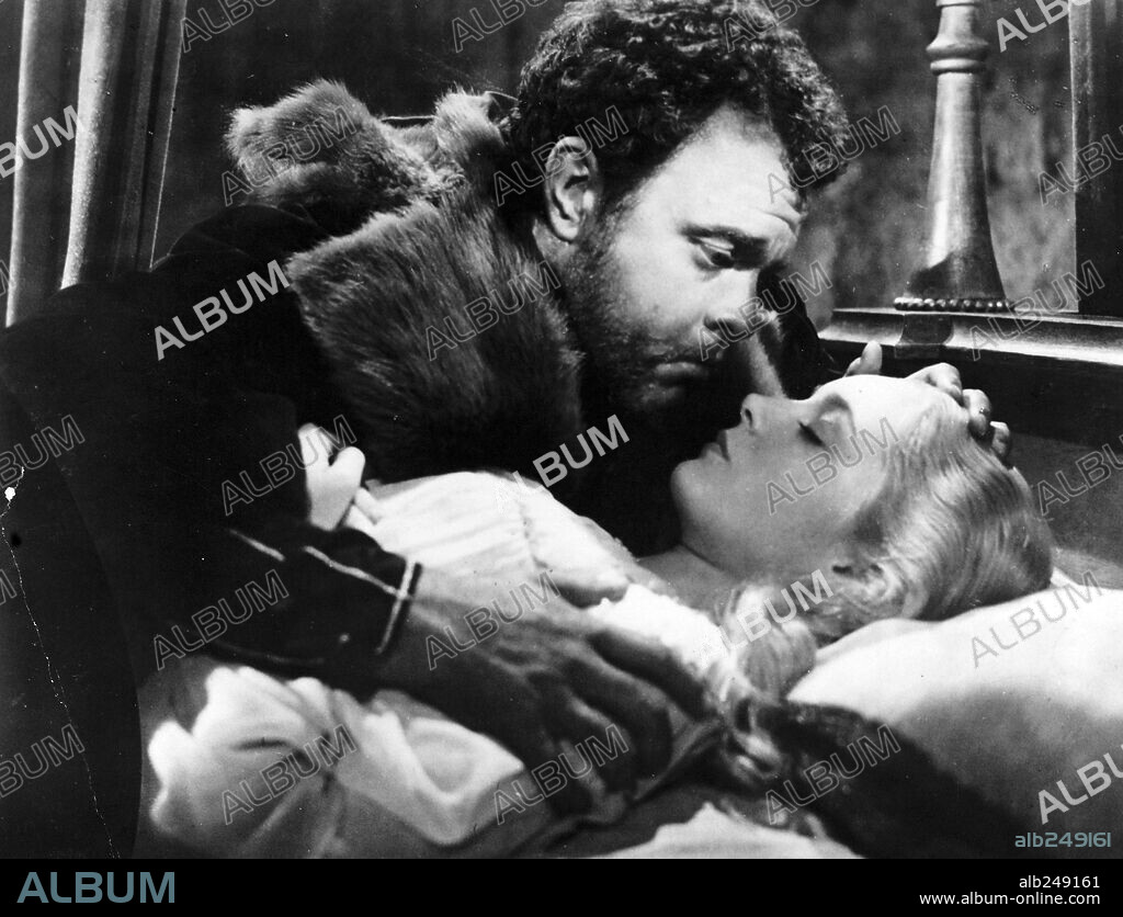 SUZANNE CLOUTIER, ORSON WELLES y SHAKESPEARE OTELLO. ORSON WELLES y SUZANNE CLOUTIER en OTELO, 1952 (TRAGEDY OF OTHELLO: THE TRAGEDY OF OTHELLO: THE MOOR OF VENICE), dirigida por ORSON WELLES. Copyright UNITED ARTISTS.