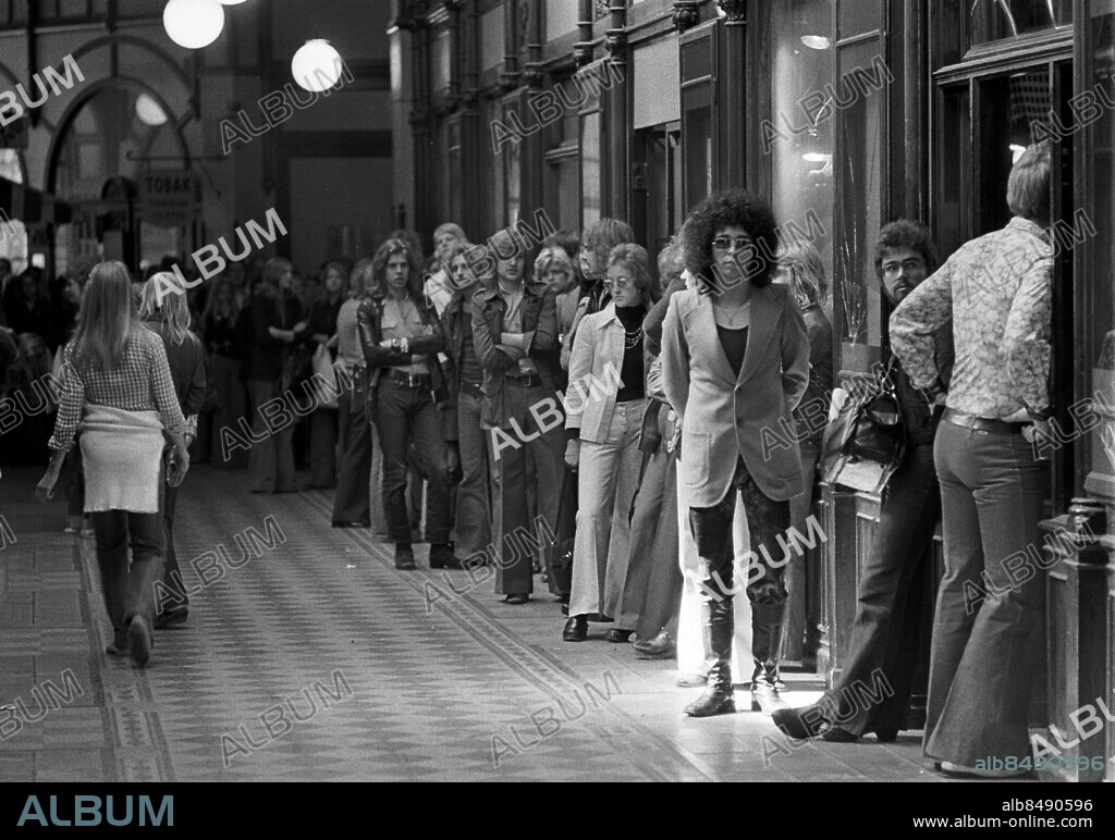 ARKIV 1972-06-03. Kunder köar i Birger Jarlspassagen utanför klädaffären Gul & Blå, kanske för att köpa V-jeans? . Foto: Hans Jakobsson Code: 20. COPYRIGHT SCANPIX SWEDEN.