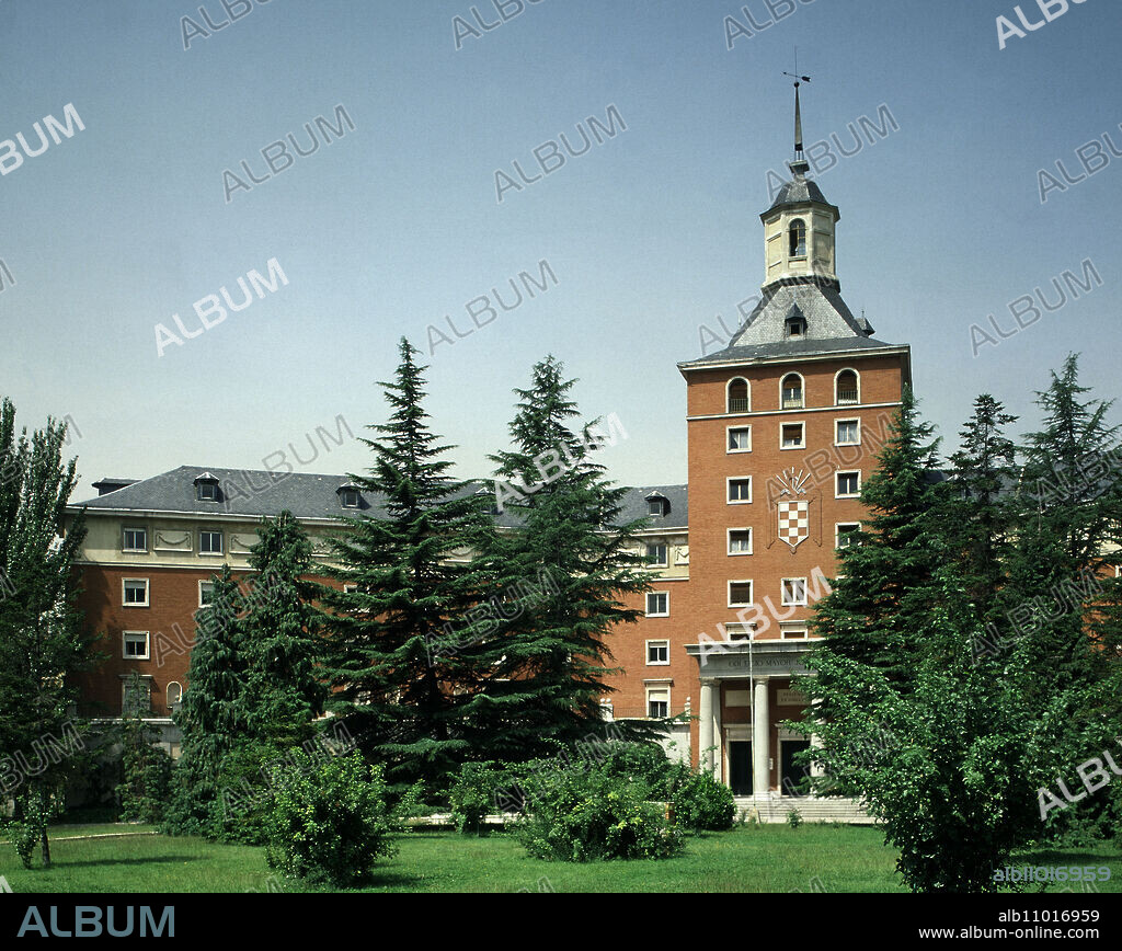 JOSE LUIS ARRESE MAGRA / JOSE MANUEL BRINGAS VEGA. EXTERIOR - ANTIGUO COLEGIO MAYOR JOSE ANTONIO.