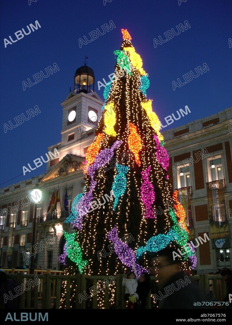ARBOL DE NAVIDAD EN LA PUERTA DEL SOL FRENTE A LA SEDE DE LA COMUNIDAD DE MADRID.