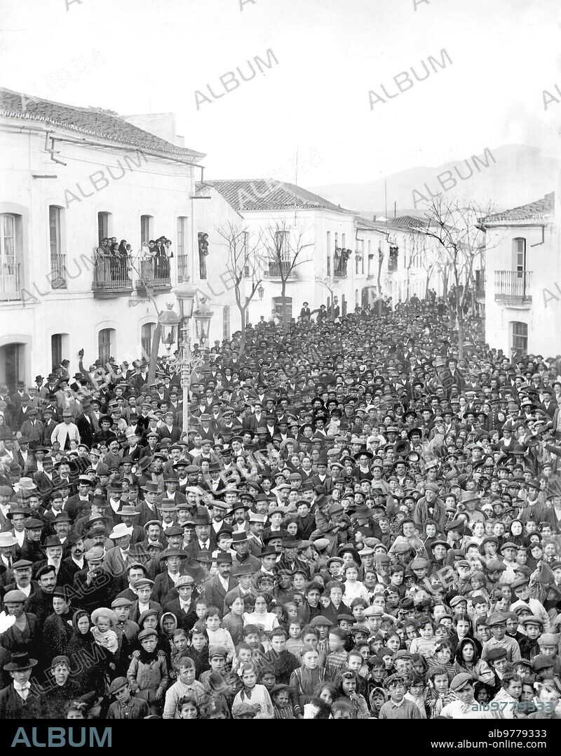 Febrero 1911. Una manifestación importante en Nerva.
Aspecto de la plaza de la población durante el cierre de Tiendas y la manifestación Celebrada para pedir A los Poderes Públicos la construcción del ferrocarril A Sevilla.
(foto Vergara) -fecha Aproximada.