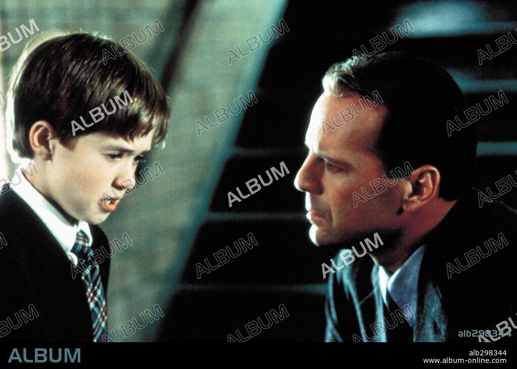 BRUCE WILLIS and HALEY JOEL OSMENT in THE SIXTH SENSE, 1999, directed by M. NIGHT SHYAMALAN. Copyright BUENA VISTA INTERNATIONAL AND SPYGLASS ENTERTAINMENT GROUP, / PHILLIPS, RON.