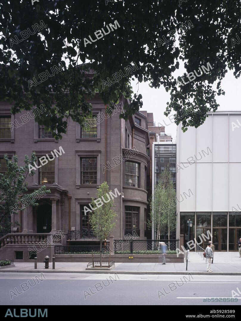 RENZO PIANO. MORGAN LIBRARY AND MUSEUM (2006) DETAIL OF NEW ENTRANCE SHOWING ORIGINAL BROWN STONE.