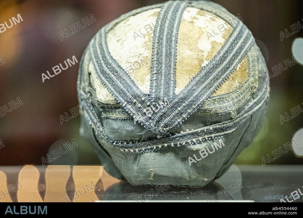 calavera de una de las once mil vírgenes, siglo XIII, Sala de reliquias, Monasterio de Santa María de San Salvador de Cañas, Cañas, La Rioja, Spain.