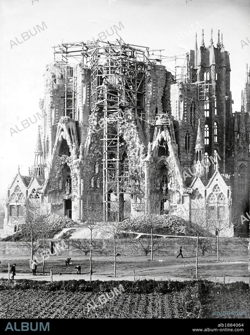 VIEW OF THE "SAGRADA FAMILIA" BASILICA BY ARCHITECT ANTONI GAUDI, PHOTOS OF WORK. UNKNOWN AUTHOR. Ca. 1910.