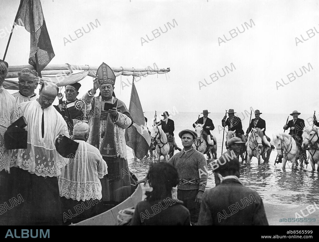 FRANKRIKE SAINTES-MARIES-DE-LA-MER omkring 1930. Orig. bildtext... ZIGEUNER WALLFAHRTEN. DIE MADONNA DER NOMADEN. Die Segnung des Meeres. Foto: Presse-Photo / AB Text & Bilder / SVT / kod:5600 Mapp: Zigenare 3946 C 5 Bildserier Fotoreportage Vallfartsorter Pilgrimsorter Välsignelse Sara La Kali - Svarta madonnan - romernas skyddshelgon i Saintes-Maries-de-la-Mer sites: SAINTES-MARIES-DE-LA-MER;FRANKRIKE PhotoDate:193?-??-??.