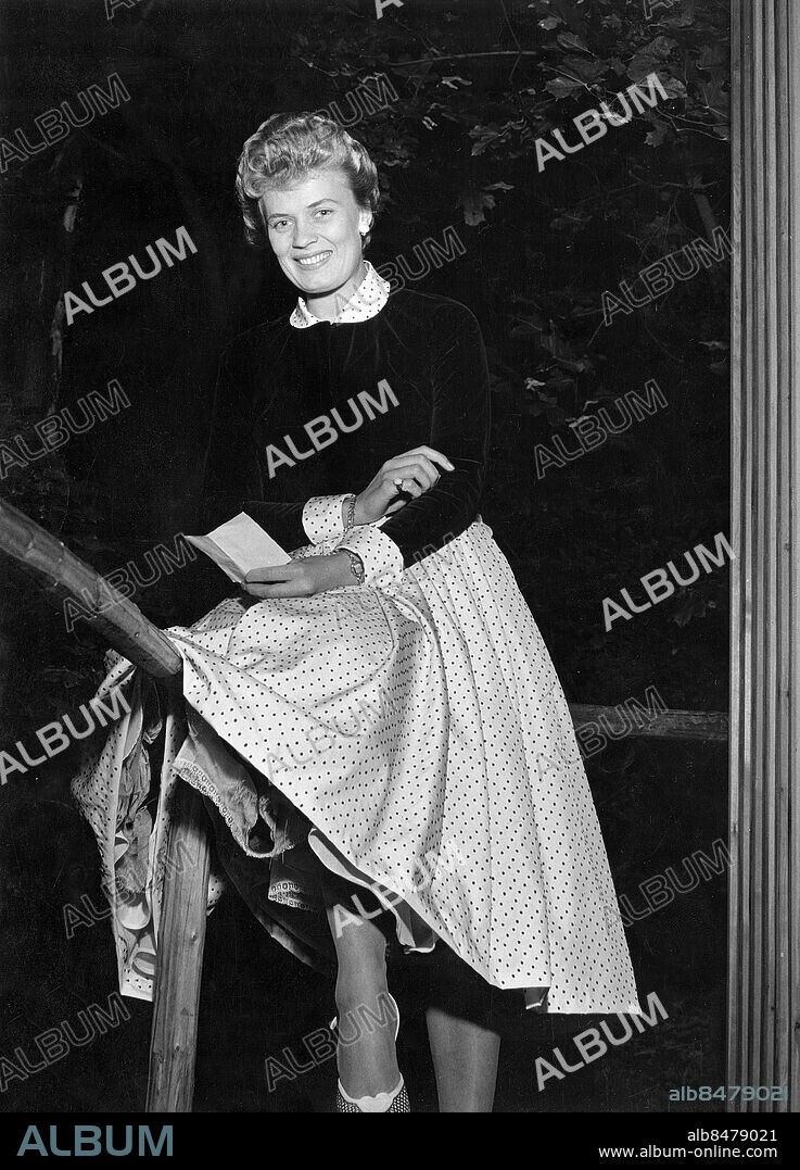STOCKHOLM 1956-08-08.. VÄRDSHUSET TUPPEN. Radioprogram från Skansen med värden Georg Eliasson.. Sänt första gången 1956-08-08.. Här ses Lily Berglund, sångerska.. Foto: Jarl Ekenryd / RiR / SVT / Kod: 5600. Bild publ. i RiR 34/56 sid. 19 och RiR 48/56 sid. 33... RiR 12967 sv/v. Mapp: Berglund, Lily.