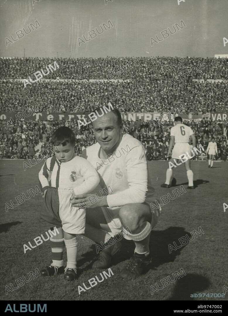 01/01/1959. Alfredo Di Stefano posa con un niño cuya camiseta es mitad del Real Madrid, mitad del Atlético de Madrid.