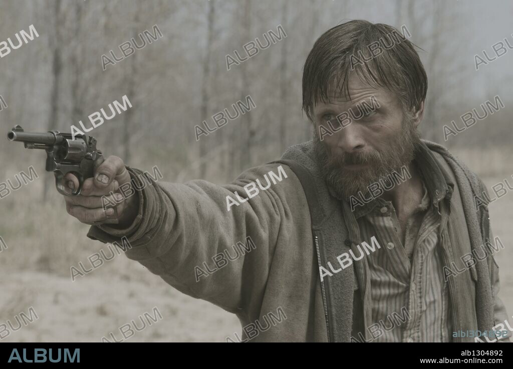 VIGGO MORTENSEN en ROAD, THE [LA CARRETERA], 2009 (THE ROAD), dirigida por JOHN HILLCOAT. Copyright 2929 PRODUCTIONS.