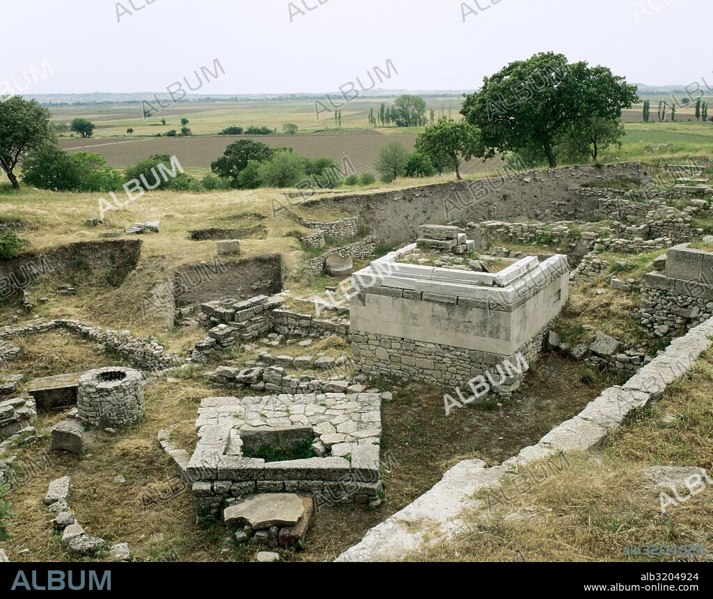 TROYA. Antigua ciudad de Asia Menor, habitada desde la Primera Edad del Bronce hasta el Imperio Romano. Estrato TROYA IX (siglos I a. C. -IV d. C.). Vista del SANTUARIO. Turquía.