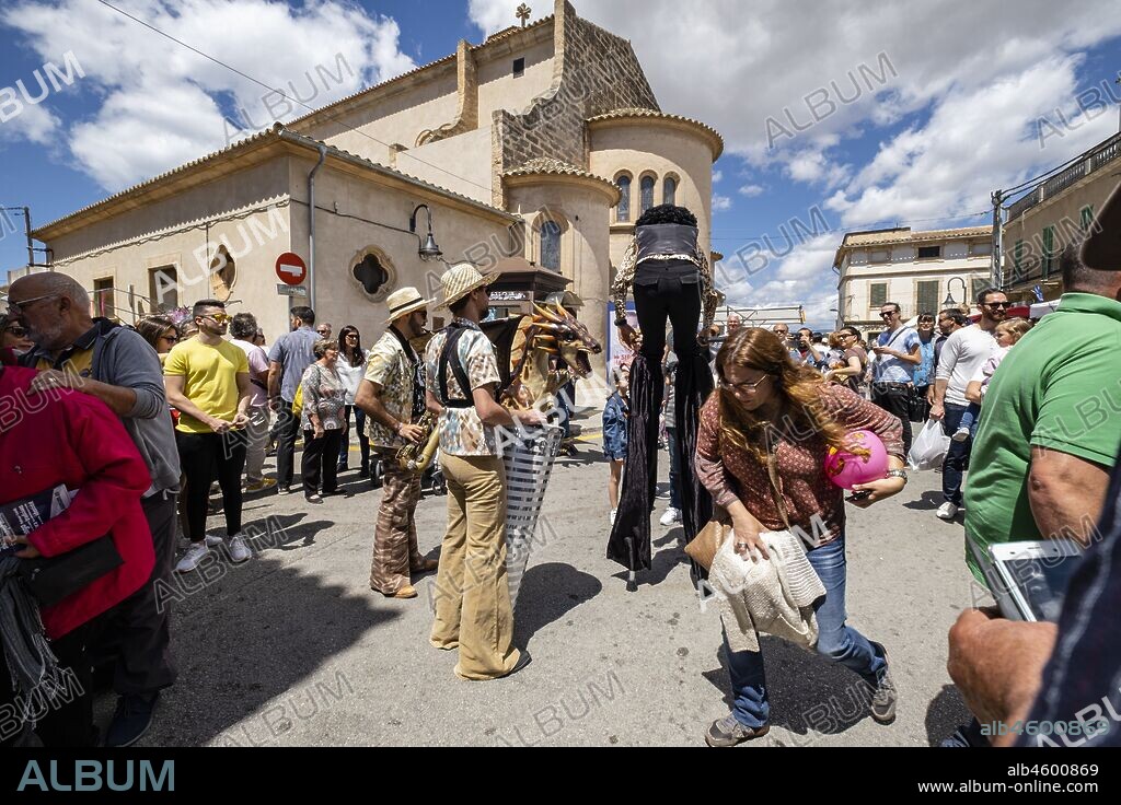 actuacion musical y comicos con zancos, Feria del Caracol, Sant Jordi, Mallorca, Balearic Islands, Spain.
