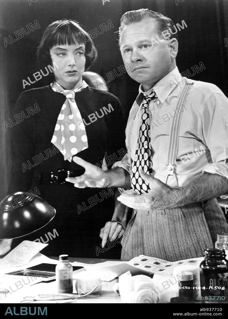 CAROLYN JONES et MICKEY ROONEY dans BABY FACE NELSON, 1957, réalisé par DON SIEGEL. Copyright UNITED ARTISTS.
