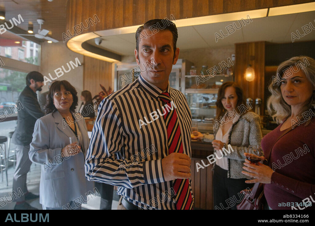 ARTURO VALLS en CAMERA CAFE, LA PELICULA, 2022, dirigida por ERNESTO SEVILLA. Copyright Pólvora Films / Estela Films / Movistar Plus+.