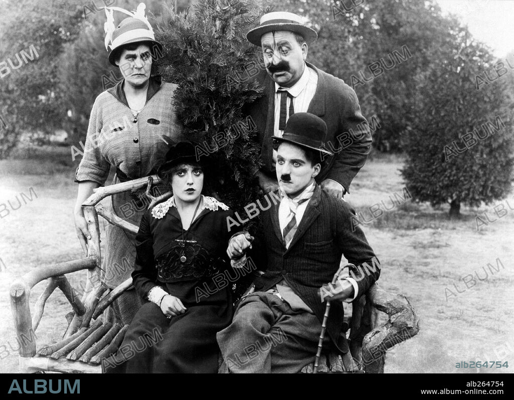 CHARLIE CHAPLIN, MABEL NORMAND, MACK SWAIN und PHYLLIS ALLEN in GETTING ACQUAINTED, 1914, unter der Regie von CHARLES CHAPLIN. Copyright KEYSTONE.