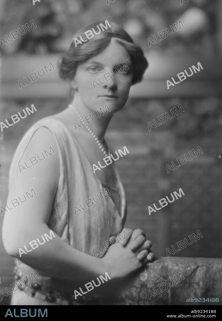 ARNOLD GENTHE. Mrs. Eugene Meyer Jr., portrait photograph, 1918 July 2. American journalist, philanthropist, civil rights activist and patron of the arts Agnes E. Meyer, wife of financier and publisher Eugene Isaac Meyer.