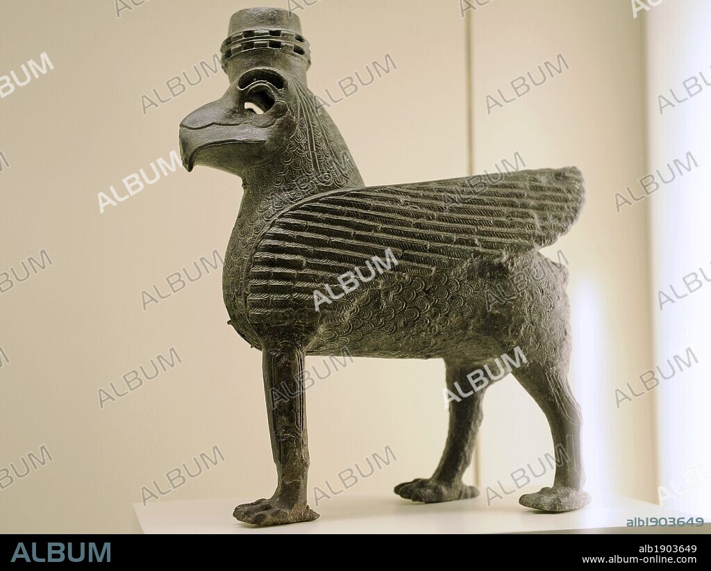 ARTE ANTIGUO. CIVILIZACION URARTU. Apogeo del IX al VIII a. C. Nombre asirio de una zona montañosa ubicada entre el sureste del Mar Negro y el sureste del Mar Caspio, actualmente compartida por la República Armenia, Irán y Turquía, formada luego de la caía del imperio hitita. Famosos por su alto nivel en mitalúrgia. Esfinge de bronce, procedente de la capital, Tushpa o Toprakkale. (Lago Van). Turquía. Siglo VII a. C. Museo de Pérgamo (Isla de los Museos). Berlín. Alemania.