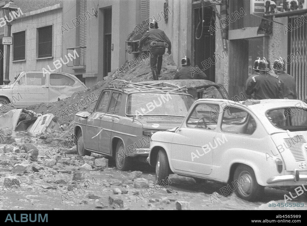 ATENTADO DE ETA CONTRA CARRERO BLANCO: Madrid, 20-12-1973.- El presidente del Gobierno, almirante Luis Carrero Blanco, y sus dos escoltas fallecieron hoy en Madrid al explosionar una bomba, compuesta por 50 kg de goma 2, en la calle de Claudio Coello al paso del automóvil en el que viajaban. La onda explosiva elevó al vehículo por encima del tejado de la residencia aneja a la iglesia de San Francisco de Borja, de los Jesuitas, donde Carrero Blanco acababa de asistir a misa y le hizo caer a una terraza interior. El artefacto fue colocado en el subsuelo por el comando Txikia de ETA, que cavó un túnel desde el interior de un piso bajo hasta el centro de la calzada. EFE/svb.