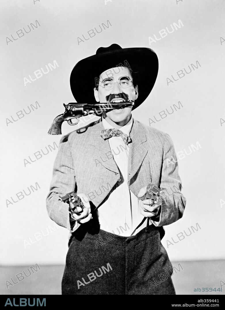 GROUCHO MARX en LOS HERMANOS MARX EN EL OESTE, 1940 (GO WEST), dirigida por EDWARD BUZZELL. Copyright M.G.M.