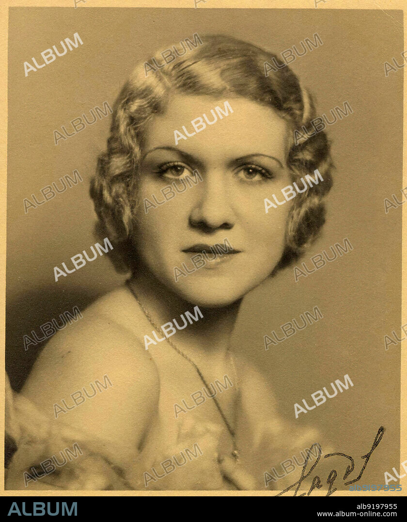 Josefina de la Torre, Poetisa, novelista, cantante lírica y actriz española vinculada a la Generación del 27 y la corriente vanguardista hispánica de la primera mitad del siglo XX. Es una de Las sinsombrero.