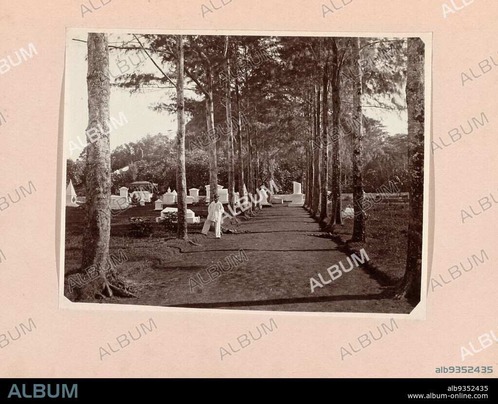 The Cemetery on Banda ('friedhof von Banda (Casuarinen-Allee)'), C. Dietrich (fotograaf), c. 1875 - c. 1880, paper, albumen print, height 167 mm × width 213 mm.