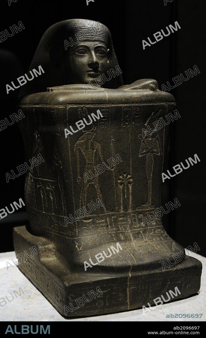 ARTE EGIPCIO. EGIPTO. Estatua bloque de Hor, sacerdote del dios Amón, en el templo de Karnak. Dinastía 23. Hacia el 775 a. C. Neues Museum (Nuevo Museo). Berlín. Alemania. Europa.