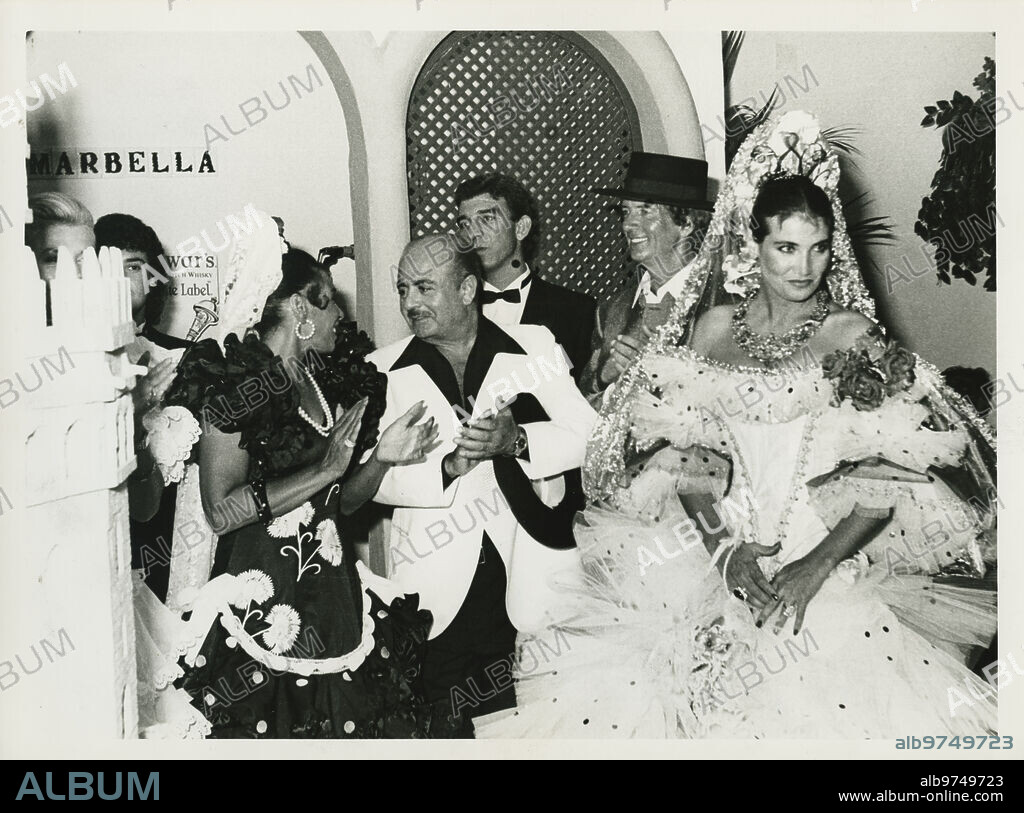 Marbella, julio de 1987. Fiesta de Jaime de Mora en Marbella. En la imagen, Shirley Bassey y Roy Boston con Adnan y Lamia Kashogui.