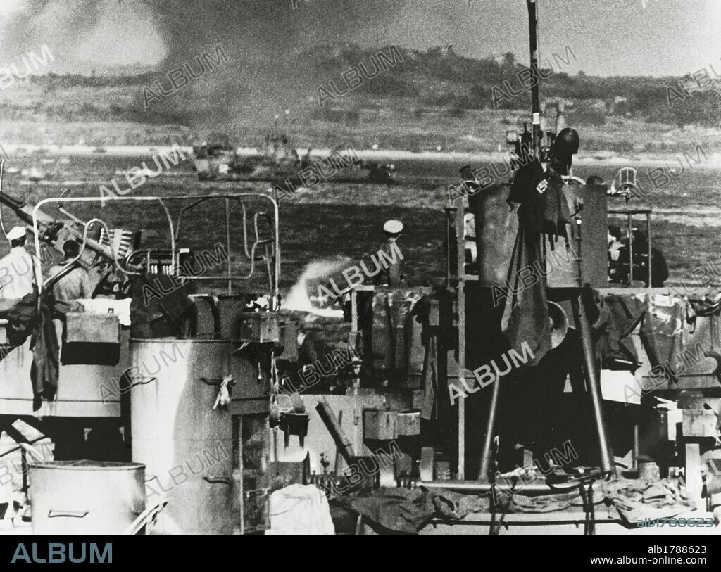 SEGUNDA GUERRA MUNDIAL (1939-1945). GUERRA DEL PACIFICO (1941-1945). "UNOS OBSERVADORES SIGUEN EL BOMBARDEO EFECTUADO POR LAS UNIDADES DE MARINA EN LAS DEFENSAS JAPONESAS DURANTE EL DESEMBARCO AMERICANO EN LA ISLA DE OKINAWA" (31 de marzo de 1945), en el marco del enfrentamiento entre las fuerzas americanas y niponas durante la fase del conflicto en Extremo Oriente.