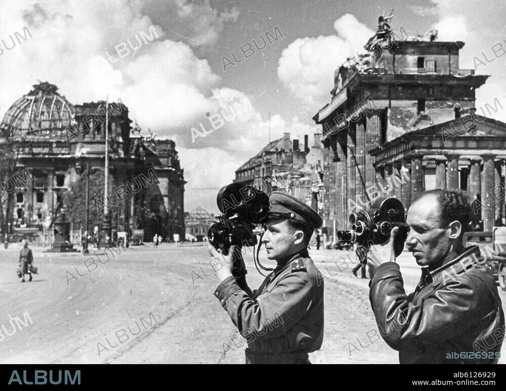 Russische Kamaras am Brandenburger Tor, 1945.