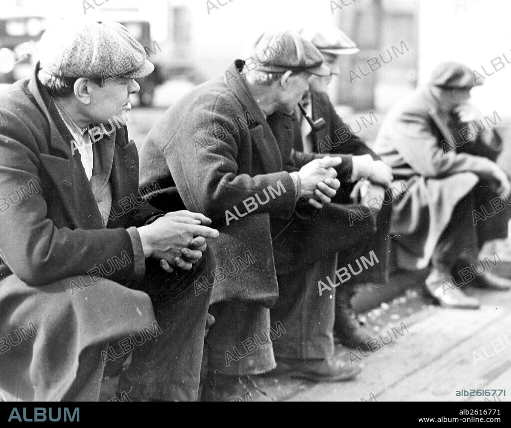 Row of men at the New York City docks out of work during the depression, 1934, Lewis Hine, 1874 - 1940, was an American photographer, who used his camera as a tool for social reform. US,USA.