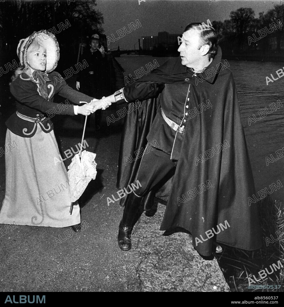 1975-11-16. Willie Andreasson som olyckligt kär gesäll och Christina Schollin som glasmästardottern Sara Videbeck i samband med en föreställning av Det går an *** Local Caption *** GP Foto: Jan Peter. KAMERAREPORTAGE.