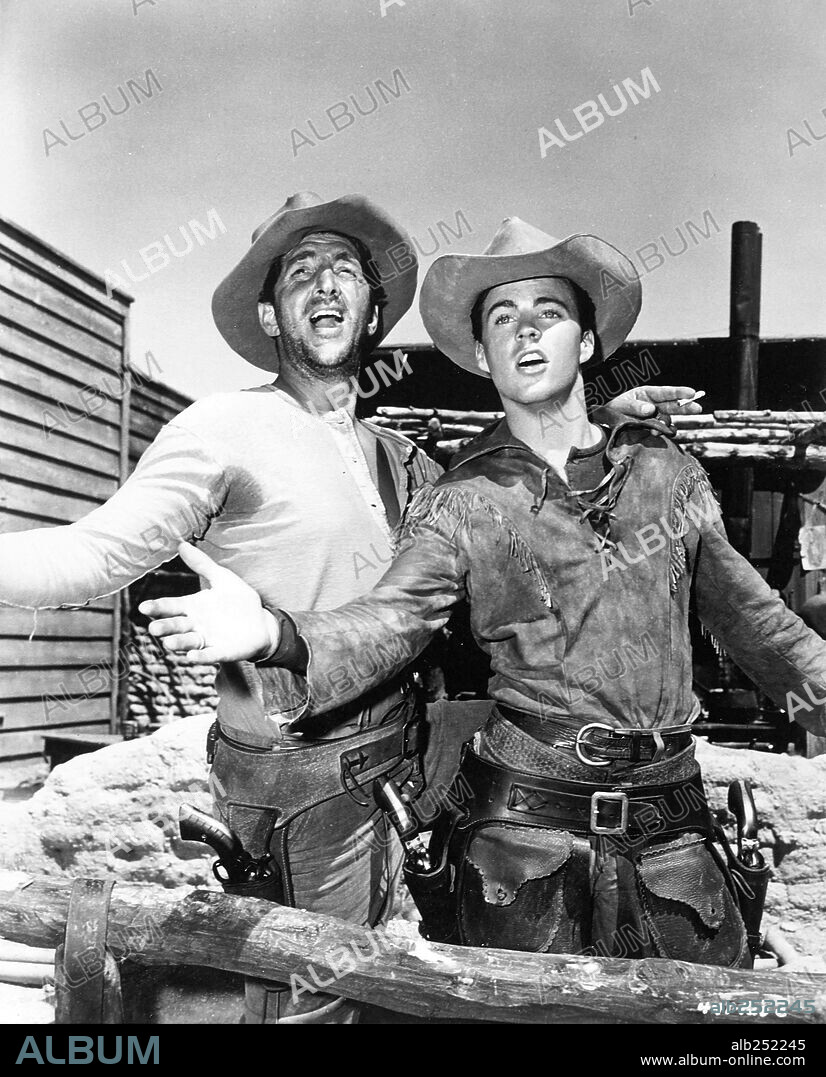 DEAN MARTIN et RICK NELSON (RICKY) dans RIO BRAVO, 1959, réalisé par HOWARD HAWKS. Copyright WARNER BROTHERS.