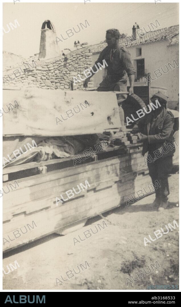 España. Guerra civil (1936-1939). Frente de Aragón. Soldados italianos descargando un camión de cadáveres en Viver, Castellón de la Plana. Julio de 1938.