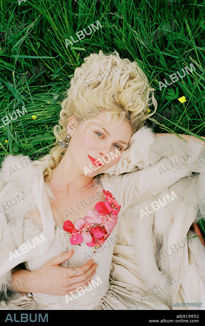 AUSTRIA MARIA ANTONIETA and KIRSTEN DUNST. KIRSTEN DUNST in MARIE ANTOINETTE, 2006, directed by SOFIA COPPOLA. Copyright COLUMBIA PICTURES CORPORATION/AMERICAN ZOETROPE.