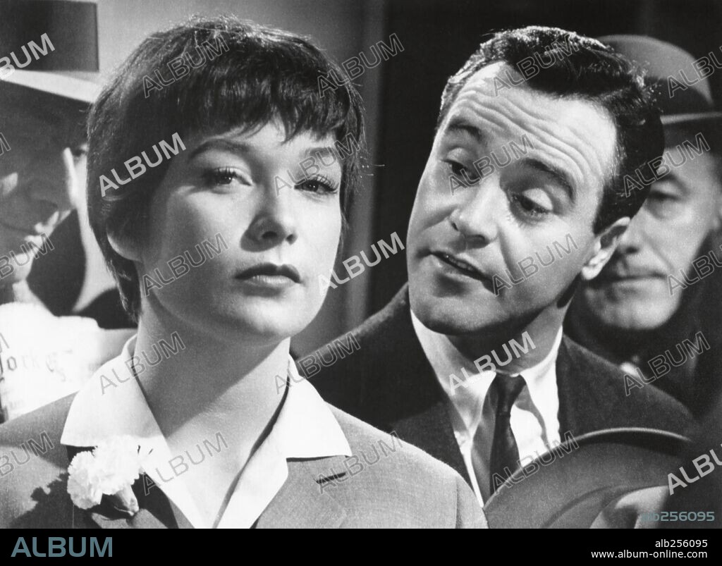 JACK LEMMON y SHIRLEY MACLAINE en EL APARTAMENTO, 1960 (THE APARTMENT), dirigida por BILLY WILDER. Copyright UNITED ARTISTS.