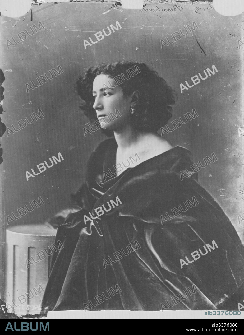 GASPARD-FéLIX NADAR. Portrait of Sarah Bernhardt (1844-1923).