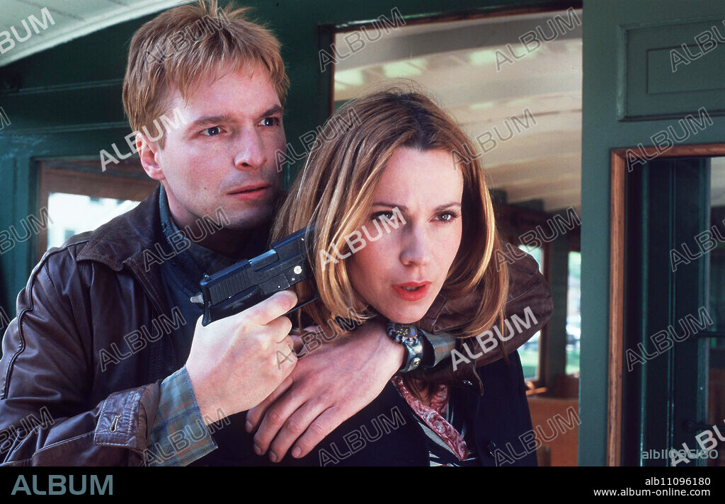 POLIZEIRUF 110 - Withold (HEINRICH WALDMANN) wants to force his way out and threatens Kristina (DORIS SCHRETZMAYER) with a gun... Director: Ulrich Stark aka Bounty Hunter / Title: POLIZEIRUF 110 / BRD 1999.