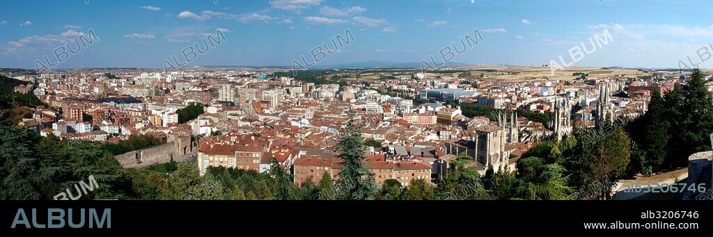 VISTAS GENERALES DE LA CIUDAD DESDE EL MIRADOR DEL CASTILLO  . BURGOS, ESPAÑA.