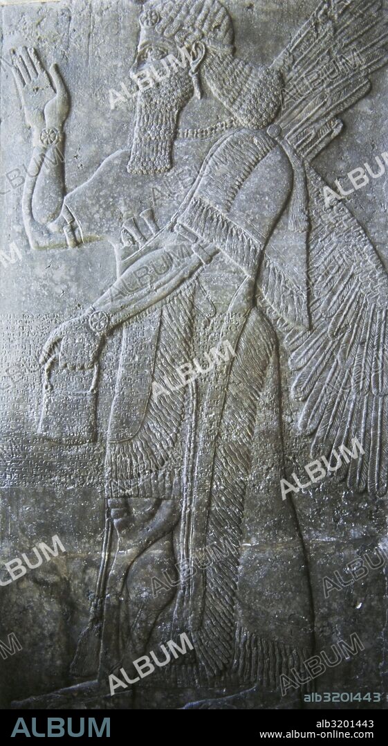 ARTE MESOPOTAMICO-ASIRIO. Relieve de un genio alado y escritura cuneiforme. Pieza realizada en piedra calcárea. Hallada en Nimrud, lugar de la antigua población asiria de Kalhu y datada en el siglo IX a. C. Vista lateral. Museo del Louvre. París. Francia.