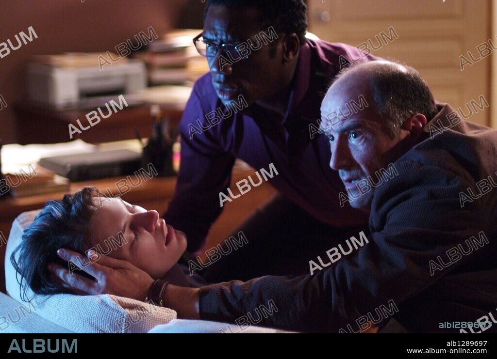 ELIAS KOTEAS and MILLA JOVOVICH in THE FOURTH KIND, 2009. Copyright GOLD CIRCLE FILMS.