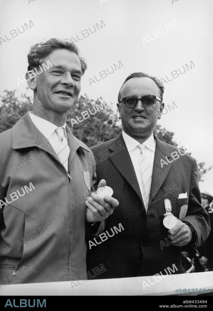 1956-12.. Orig. bildtext... SOMMAR OS MELBOURNE-56 De bägge rorsmännen som tog guld i segling Lasse Thörn och Folke Bohlin. Anm. Medaljörer Pristagare Leenden Vinnare Segrare Sommar-OS Utmärkelser CD262 persons: Folke Bohlin ;Lasse Thörn sites: SVERIGE.